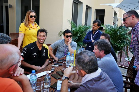 Daniel Ricciardo (AUS) Renault F1 Team with the media.
28.11.2019. Formula 1 World Championship, Rd 21, Abu Dhabi Grand Prix, Yas Marina Circuit, Abu Dhabi, Preparation Day.
- www.xpbimages.com, EMail: requests@xpbimages.com © Copyright: Moy / XPB Images