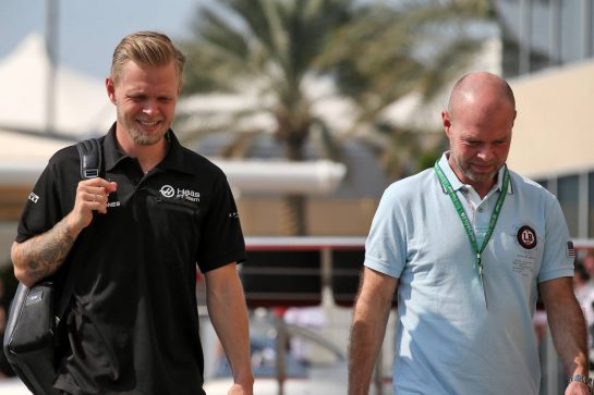 (L to R): Kevin Magnussen (DEN) Haas F1 Team with his father Jan Magnussen (DEN).
30.11.2019. Formula 1 World Championship, Rd 21, Abu Dhabi Grand Prix, Yas Marina Circuit, Abu Dhabi, Qualifying Day.
- www.xpbimages.com, EMail: requests@xpbimages.com © Copyright: Batchelor / XPB Images