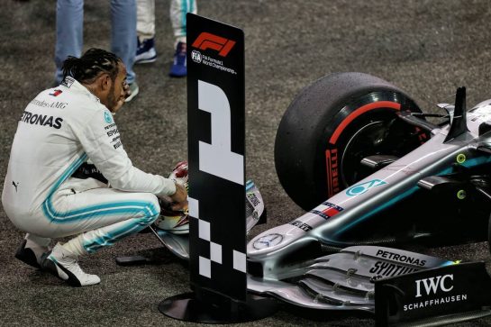 Lewis Hamilton (GBR) Mercedes AMG F1 celebrates his pole position in qualifying parc ferme.
30.11.2019. Formula 1 World Championship, Rd 21, Abu Dhabi Grand Prix, Yas Marina Circuit, Abu Dhabi, Qualifying Day.
- www.xpbimages.com, EMail: requests@xpbimages.com © Copyright: Moy / XPB Images