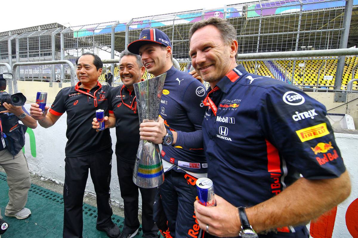 Race winner Max Verstappen (NLD) Red Bull Racing celebrates with Toyoharu Tanabe (JPN) Honda Racing F1 Technical Director; Masashi Yamamoto (JPN) Honda Racing F1 Managing Director; and Christian Horner (GBR) Red Bull Racing Team Principal.