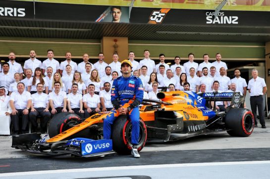 Carlos Sainz Jr (ESP) McLaren at a team photograph.
01.12.2019. Formula 1 World Championship, Rd 21, Abu Dhabi Grand Prix, Yas Marina Circuit, Abu Dhabi, Race Day.
- www.xpbimages.com, EMail: requests@xpbimages.com © Copyright: Batchelor / XPB Images