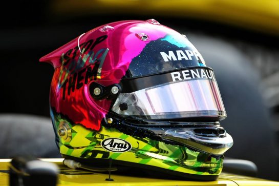 The helmet of Daniel Ricciardo (AUS) Renault F1 Team at a team photograph.
01.12.2019. Formula 1 World Championship, Rd 21, Abu Dhabi Grand Prix, Yas Marina Circuit, Abu Dhabi, Race Day.
- www.xpbimages.com, EMail: requests@xpbimages.com © Copyright: Charniaux / XPB Images