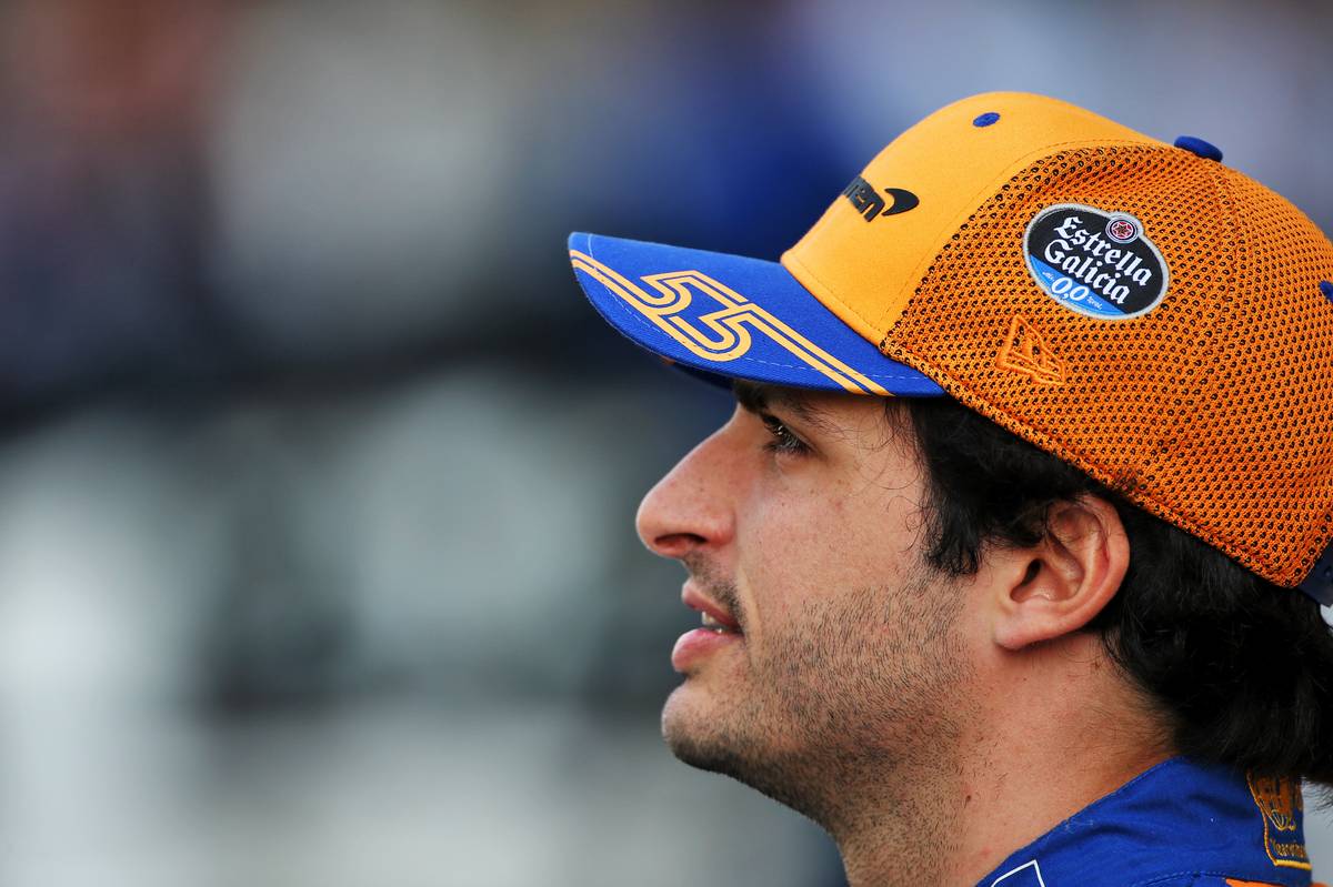 Carlos Sainz Jr (ESP) McLaren at a team photograph.