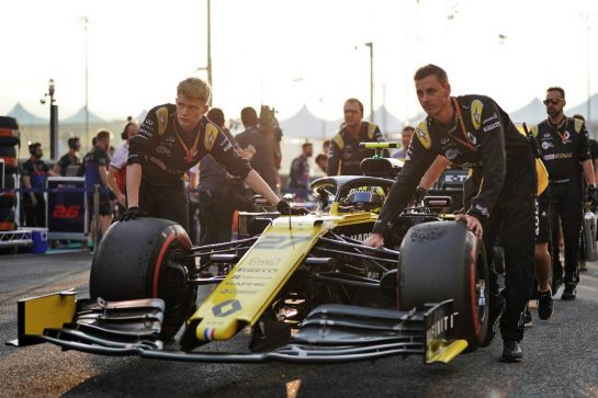 Nico Hulkenberg (GER) Renault F1 Team RS19 on the grid.
01.12.2019. Formula 1 World Championship, Rd 21, Abu Dhabi Grand Prix, Yas Marina Circuit, Abu Dhabi, Race Day.
 - www.xpbimages.com, EMail: requests@xpbimages.com © Copyright: Dungan / XPB Images