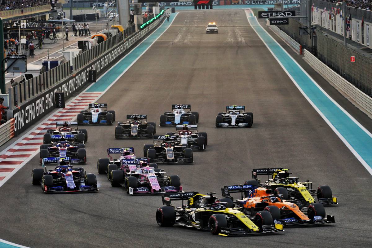 Daniel Ricciardo (AUS) Renault F1 Team RS19, Carlos Sainz Jr (ESP) McLaren MCL34, and Nico Hulkenberg (GER) Renault F1 Team RS19 at the start of the race.