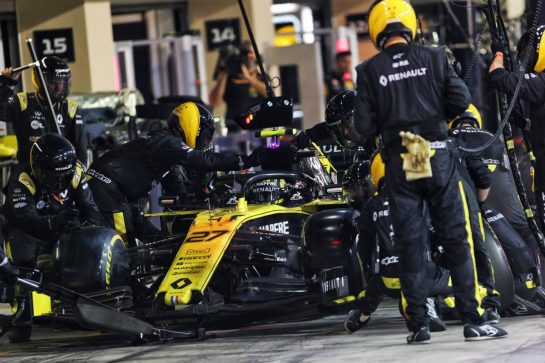 Nico Hulkenberg (GER) Renault F1 Team RS19 makes a pit stop.
01.12.2019. Formula 1 World Championship, Rd 21, Abu Dhabi Grand Prix, Yas Marina Circuit, Abu Dhabi, Race Day.
 - www.xpbimages.com, EMail: requests@xpbimages.com © Copyright: Bearne / XPB Images