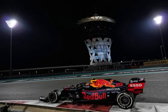 Alexander Albon (THA) Red Bull Racing RB15.
01.12.2019. Formula 1 World Championship, Rd 21, Abu Dhabi Grand Prix, Yas Marina Circuit, Abu Dhabi, Race Day.
 - www.xpbimages.com, EMail: requests@xpbimages.com © Copyright: Dungan / XPB Images