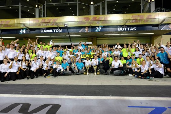 Race winner Lewis Hamilton (GBR) Mercedes AMG F1 celebrates with the team.
01.12.2019. Formula 1 World Championship, Rd 21, Abu Dhabi Grand Prix, Yas Marina Circuit, Abu Dhabi, Race Day.
- www.xpbimages.com, EMail: requests@xpbimages.com © Copyright: Photo4 / XPB Images