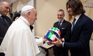 Giovinazzi enjoys an audience with Pope Francis!