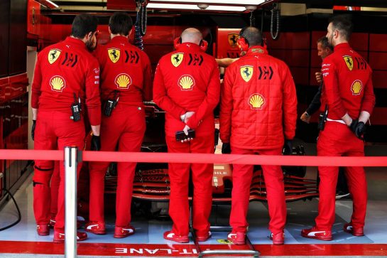 Ferrari human wall in the pit garage.
21.02.2020. Formula One Testing, Day Three, Barcelona, Spain. Friday.
- www.xpbimages.com, EMail: requests@xpbimages.com © Copyright: Moy / XPB Images