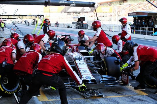 Antonio Giovinazzi (ITA) Alfa Romeo Racing C39 practices a pit stop.
27.02.2020. Formula One Testing, Day Two, Barcelona, Spain. Thursday.
- www.xpbimages.com, EMail: requests@xpbimages.com © Copyright: Batchelor / XPB Images