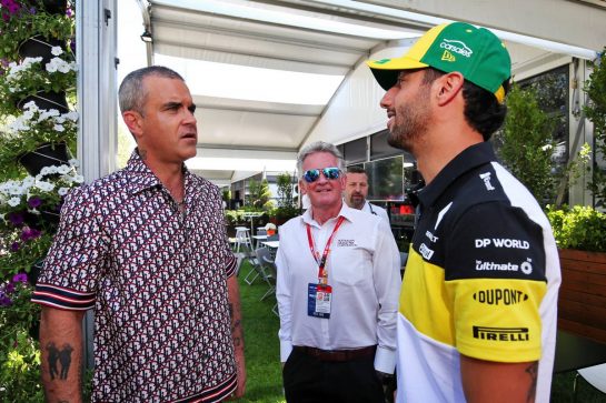 (L to R): Robbie Williams (GBR) Singer with Daniel Ricciardo (AUS) Renault F1 Team.
12.03.2020. Formula 1 World Championship, Rd 1, Australian Grand Prix, Albert Park, Melbourne, Australia, Preparation Day.
- www.xpbimages.com, EMail: requests@xpbimages.com © Copyright: Moy / XPB Images