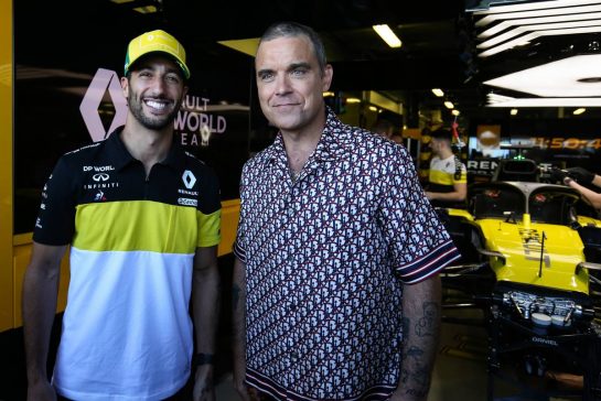 (L to R): Daniel Ricciardo (AUS) Renault F1 Team with Robbie Williams (GBR) Singer.
12.03.2020. Formula 1 World Championship, Rd 1, Australian Grand Prix, Albert Park, Melbourne, Australia, Preparation Day.
- www.xpbimages.com, EMail: requests@xpbimages.com © Copyright: Charniaux / XPB Images