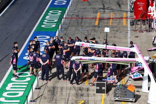 Racing Point F1 Team mechanics in the pits.
02.07.2020. Formula 1 World Championship, Rd 1, Austrian Grand Prix, Spielberg, Austria, Preparation Day.
- www.xpbimages.com, EMail: requests@xpbimages.com © Copyright: Moy / XPB Images