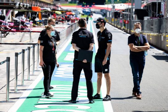 Nicholas Latifi (CDN) Williams Racing with the team.
02.07.2020. Formula 1 World Championship, Rd 1, Austrian Grand Prix, Spielberg, Austria, Preparation Day.
- www.xpbimages.com, EMail: requests@xpbimages.com © Copyright: Bearne / XPB Images