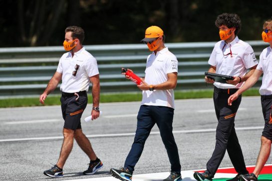 Lando Norris (GBR) McLaren walks the circuit with the team.
02.07.2020. Formula 1 World Championship, Rd 1, Austrian Grand Prix, Spielberg, Austria, Preparation Day.
- www.xpbimages.com, EMail: requests@xpbimages.com © Copyright: Batchelor / XPB Images
