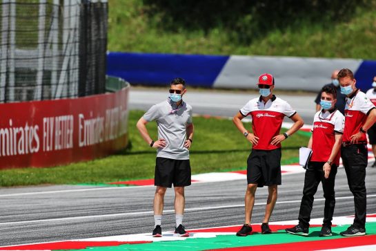 Antonio Giovinazzi (ITA) Alfa Romeo Racing walks the circuit with the team.
02.07.2020. Formula 1 World Championship, Rd 1, Austrian Grand Prix, Spielberg, Austria, Preparation Day.
- www.xpbimages.com, EMail: requests@xpbimages.com © Copyright: Batchelor / XPB Images