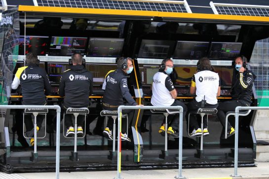 Renault F1 Team pit gantry.
03.07.2020. Formula 1 World Championship, Rd 1, Austrian Grand Prix, Spielberg, Austria, Practice Day.
- www.xpbimages.com, EMail: requests@xpbimages.com © Copyright: Moy / XPB Images