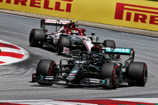 Lewis Hamilton (GBR) Mercedes AMG F1 W11.
04.07.2020. Formula 1 World Championship, Rd 1, Austrian Grand Prix, Spielberg, Austria, Qualifying Day.
- www.xpbimages.com, EMail: requests@xpbimages.com © Copyright: Batchelor / XPB Images