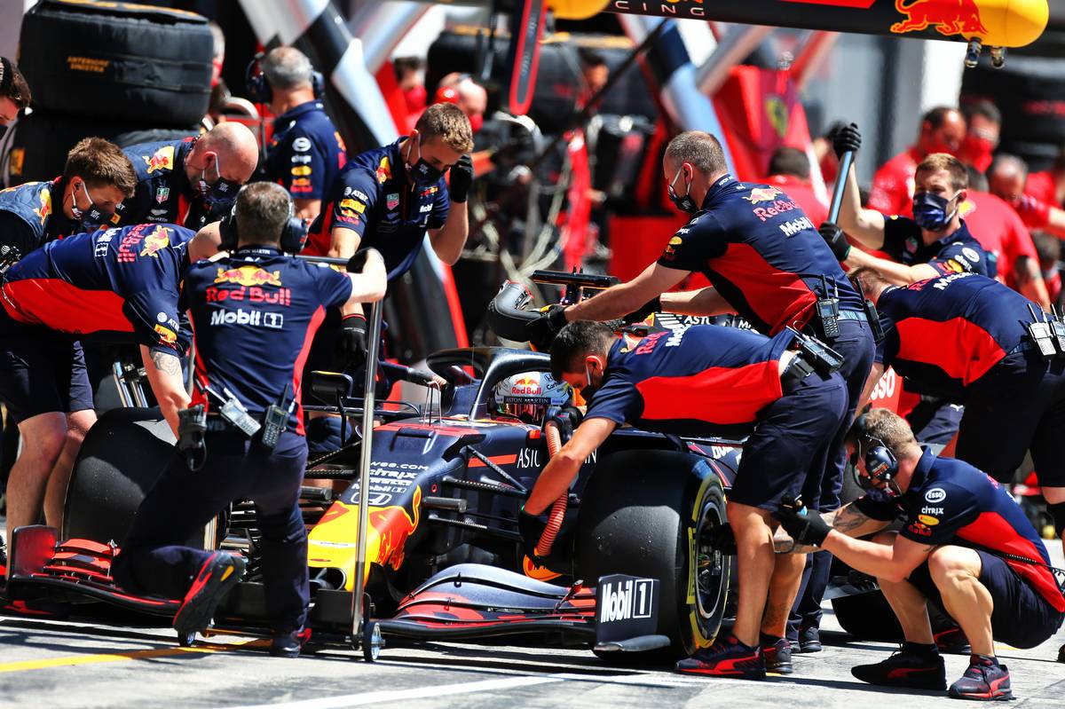 Max Verstappen (NLD) Red Bull Racing RB16 practices a pit stop.