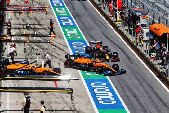 Carlos Sainz Jr (ESP) McLaren MCL35, Lando Norris (GBR) McLaren MCL35 and Max Verstappen (NLD) Red Bull Racing RB16 in the pits.
04.07.2020. Formula 1 World Championship, Rd 1, Austrian Grand Prix, Spielberg, Austria, Qualifying Day.
- www.xpbimages.com, EMail: requests@xpbimages.com © Copyright: Moy / XPB Images