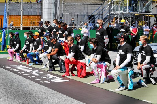 Some of the drivers take a knee on the grid, all wearing 'End Racism' T-shirts.
05.07.2020. Formula 1 World Championship, Rd 1, Austrian Grand Prix, Spielberg, Austria, Race Day.
- www.xpbimages.com, EMail: requests@xpbimages.com © Copyright: Charniaux / XPB Images