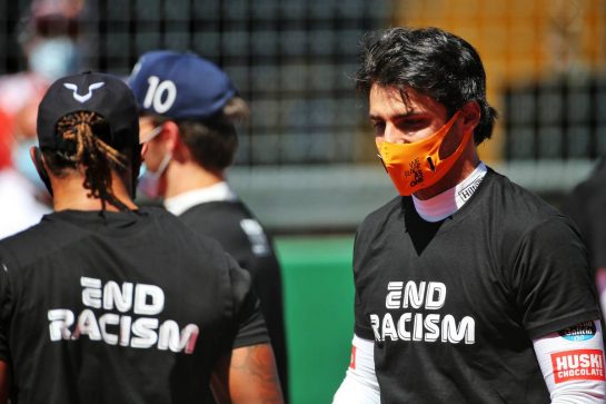 Carlos Sainz Jr (ESP) McLaren as the grid observes the national anthem.
05.07.2020. Formula 1 World Championship, Rd 1, Austrian Grand Prix, Spielberg, Austria, Race Day.
- www.xpbimages.com, EMail: requests@xpbimages.com © Copyright: Charniaux / XPB Images