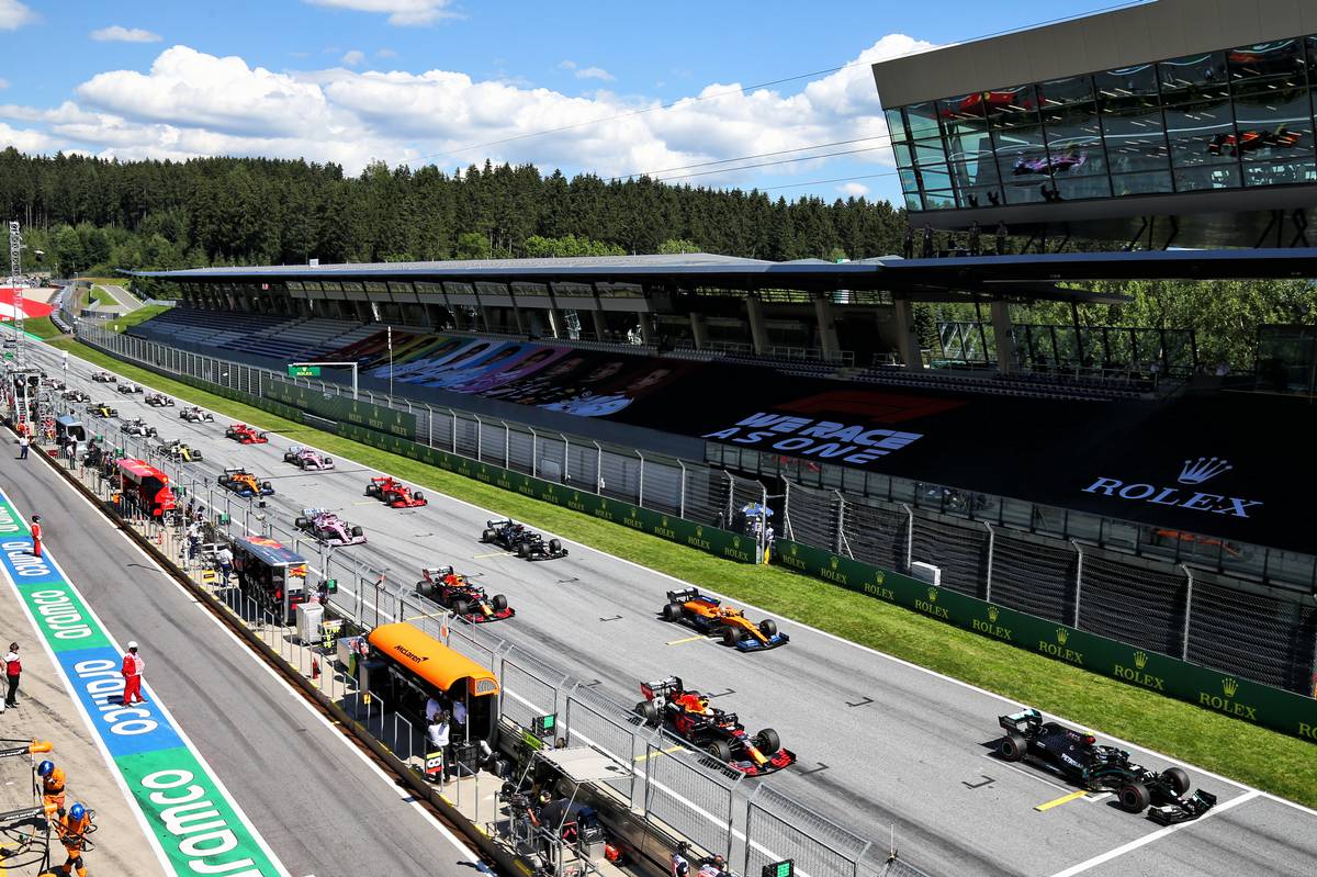 Valtteri Bottas (FIN) Mercedes AMG F1 W11 leads at the start of the race.