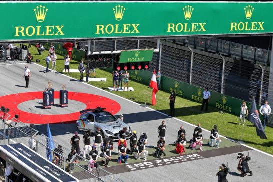 Some of the drivers take a knee on the grid, all wearing 'End Racism' T-shirts and Lewis Hamilton (GBR) Mercedes AMG F1 a 'Black Lives Matter' T-Shirt.
05.07.2020. Formula 1 World Championship, Rd 1, Austrian Grand Prix, Spielberg, Austria, Race Day.
- www.xpbimages.com, EMail: requests@xpbimages.com © Copyright: Moy / XPB Images