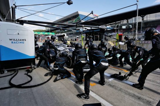Nicholas Latifi (CDN) Williams Racing FW43 makes a pit stop.
05.07.2020. Formula 1 World Championship, Rd 1, Austrian Grand Prix, Spielberg, Austria, Race Day.
- www.xpbimages.com, EMail: requests@xpbimages.com © Copyright: Bearne / XPB Images