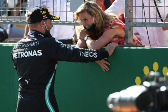 Valtteri Bottas (FIN), Mercedes AMG F1 and his girlfriend Tiffany Cromwell (AUS)
05.07.2020. Formula 1 World Championship, Rd 1, Austrian Grand Prix, Spielberg, Austria, Race Day.
- www.xpbimages.com, EMail: requests@xpbimages.com © Copyright: Charniaux / XPB Images