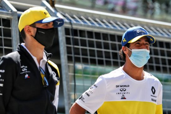 (L to R): Esteban Ocon (FRA) Renault F1 Team with Daniel Ricciardo (AUS) Renault F1 Team.
05.07.2020. Formula 1 World Championship, Rd 1, Austrian Grand Prix, Spielberg, Austria, Race Day.
- www.xpbimages.com, EMail: requests@xpbimages.com © Copyright: Moy / XPB Images