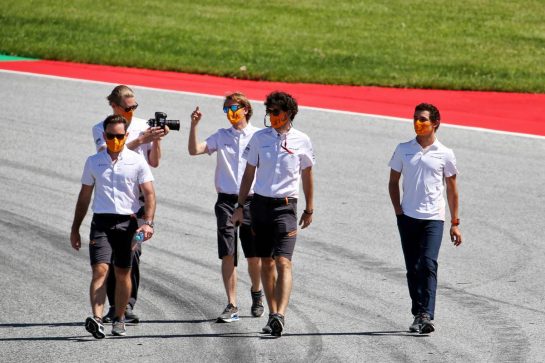 Lando Norris (GBR) McLaren walks the circuit with the team.
09.07.2020. Formula 1 World Championship, Rd 2, Steiermark Grand Prix, Spielberg, Austria, Preparation Day.
- www.xpbimages.com, EMail: requests@xpbimages.com © Copyright: Batchelor / XPB Images