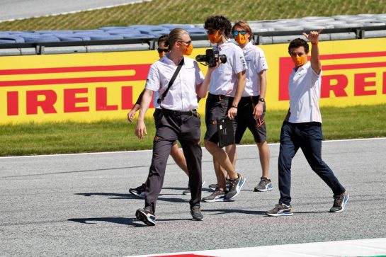 Lando Norris (GBR) McLaren MCL35 walks the circuit with the team.
09.07.2020. Formula 1 World Championship, Rd 2, Steiermark Grand Prix, Spielberg, Austria, Preparation Day.
- www.xpbimages.com, EMail: requests@xpbimages.com © Copyright: Batchelor / XPB Images