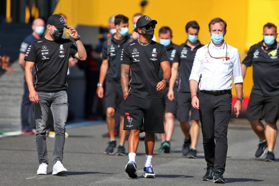 (L to R): Valtteri Bottas (FIN) Mercedes AMG F1; Lewis Hamilton (GBR) Mercedes AMG F1; Bradley Lord (GBR) Mercedes AMG F1 Communications Manager.
09.07.2020. Formula 1 World Championship, Rd 2, Steiermark Grand Prix, Spielberg, Austria, Preparation Day.
- www.xpbimages.com, EMail: requests@xpbimages.com © Copyright: Moy / XPB Images