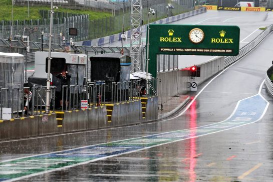 Heavy rain falls in the pits.
11.07.2020. Formula 1 World Championship, Rd 2, Steiermark Grand Prix, Spielberg, Austria, Qualifying Day.
- www.xpbimages.com, EMail: requests@xpbimages.com © Copyright: Moy / XPB Images