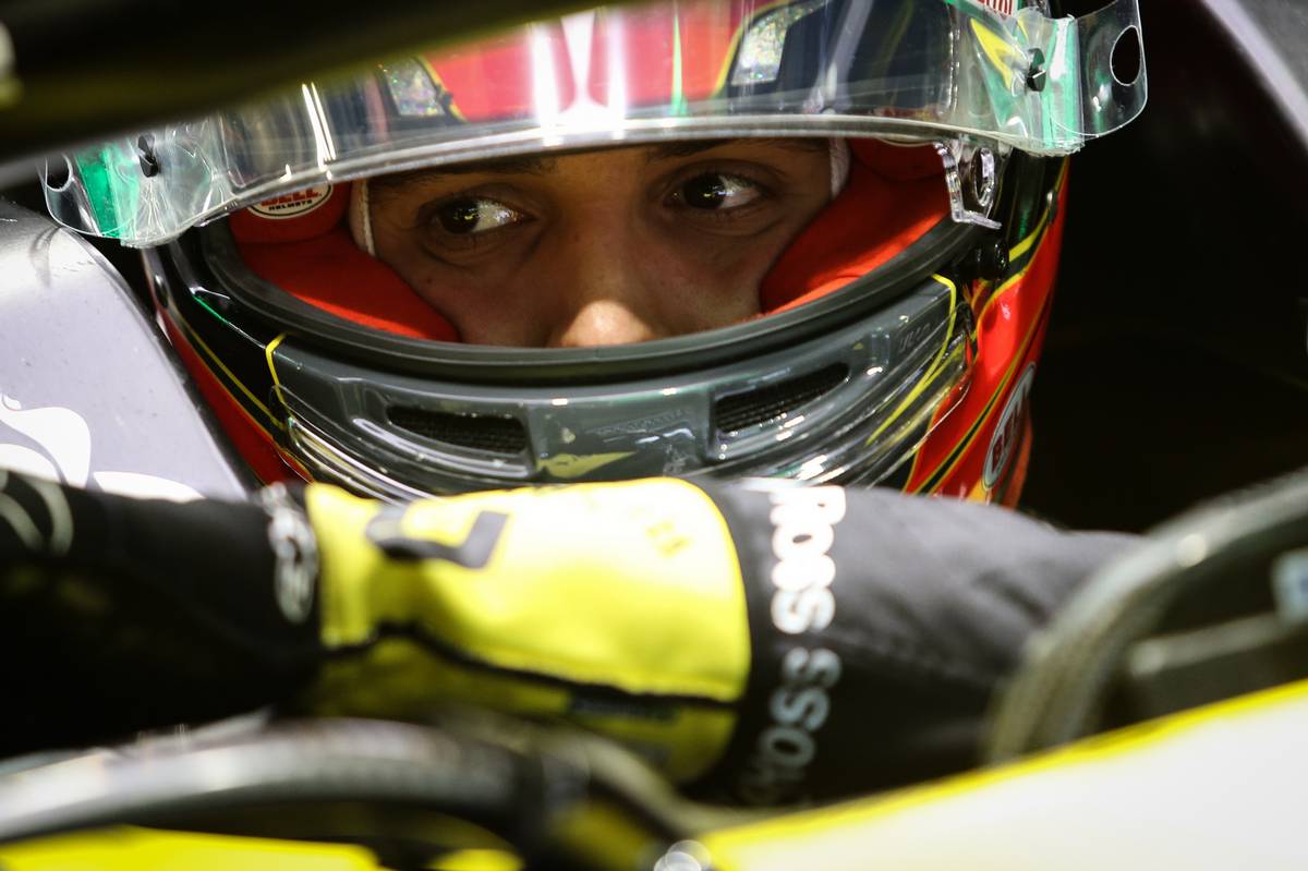 Esteban Ocon (FRA) Renault F1 Team RS20.