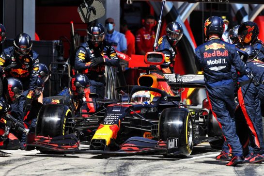 Max Verstappen (NLD) Red Bull Racing RB16 makes a pit stop.
12.07.2020. Formula 1 World Championship, Rd 2, Steiermark Grand Prix, Spielberg, Austria, Race Day.
- www.xpbimages.com, EMail: requests@xpbimages.com © Copyright: Moy / XPB Images