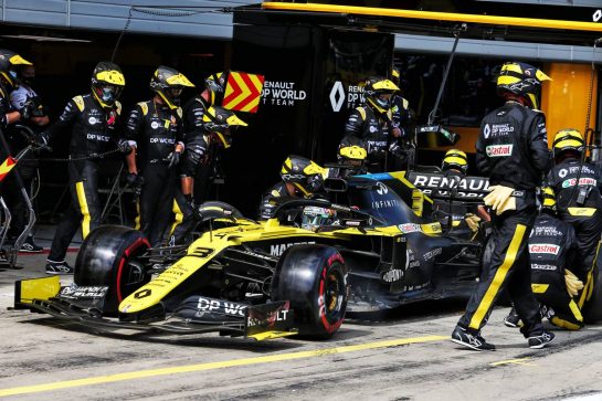Daniel Ricciardo (AUS) Renault F1 Team RS20 makes a pit stop.
12.07.2020. Formula 1 World Championship, Rd 2, Steiermark Grand Prix, Spielberg, Austria, Race Day.
- www.xpbimages.com, EMail: requests@xpbimages.com © Copyright: Moy / XPB Images