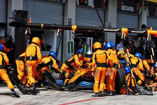 Lando Norris (GBR) McLaren MCL35 makes a pit stop.
12.07.2020. Formula 1 World Championship, Rd 2, Steiermark Grand Prix, Spielberg, Austria, Race Day.
- www.xpbimages.com, EMail: requests@xpbimages.com © Copyright: Moy / XPB Images