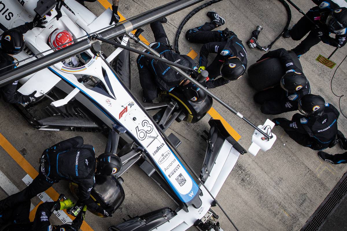 George Russell (GBR) Williams Racing FW43 makes a pit stop.