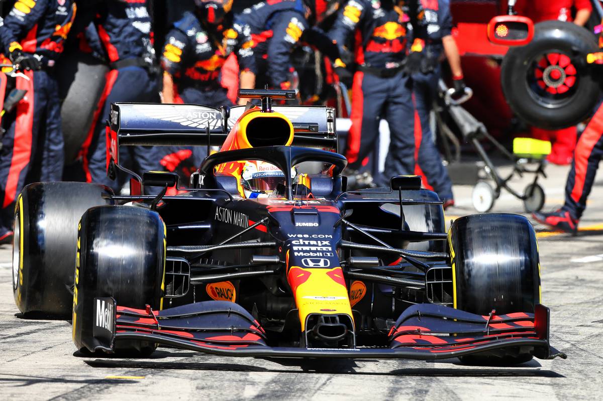 Max Verstappen (NLD) Red Bull Racing RB16 makes a pit stop.