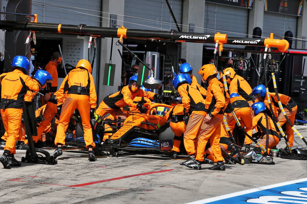 Lando Norris (GBR) McLaren MCL35 makes a pit stop.