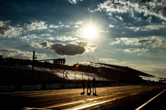 Nicholas Latifi (CDN) Williams Racing walks the circuit with the team.
16.07.2020. Formula 1 World Championship, Rd 3, Hungarian Grand Prix, Budapest, Hungary, Preparation Day.
- www.xpbimages.com, EMail: requests@xpbimages.com © Copyright: Bearne / XPB Images