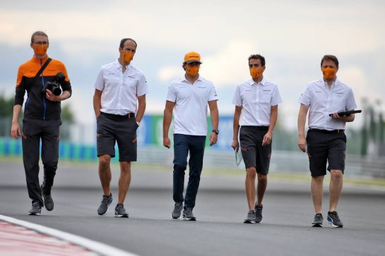 Carlos Sainz Jr (ESP) McLaren walks the circuit with the team.
16.07.2020. Formula 1 World Championship, Rd 3, Hungarian Grand Prix, Budapest, Hungary, Preparation Day.
- www.xpbimages.com, EMail: requests@xpbimages.com © Copyright: Charniaux / XPB Images