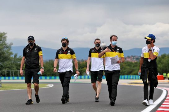 Daniel Ricciardo (AUS) Renault F1 Team walks the circuit with the team.
16.07.2020. Formula 1 World Championship, Rd 3, Hungarian Grand Prix, Budapest, Hungary, Preparation Day.
- www.xpbimages.com, EMail: requests@xpbimages.com © Copyright: Moy / XPB Images