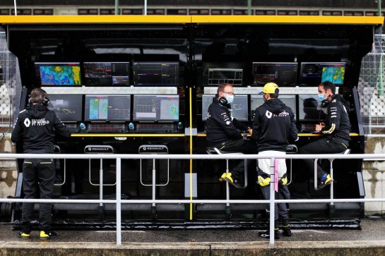 Esteban Ocon (FRA) Renault F1 Team with Mark Slade (GBR) Renault F1 Team Race Engineer on the pit gantry.
17.07.2020. Formula 1 World Championship, Rd 3, Hungarian Grand Prix, Budapest, Hungary, Practice Day.
- www.xpbimages.com, EMail: requests@xpbimages.com © Copyright: Moy / XPB Images