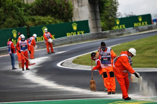 An oil spill is dealt with by marshals during the stopped F3 race.
18.07.2020. Formula 1 World Championship, Rd 3, Hungarian Grand Prix, Budapest, Hungary, Qualifying Day.
- www.xpbimages.com, EMail: requests@xpbimages.com © Copyright: Batchelor / XPB Images