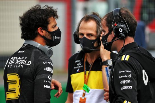 Daniel Ricciardo (AUS) Renault F1 Team with Karel Loos (BEL) Renault F1 Team Race Engineer and Ciaron Pilbeam (GBR) Renault F1 Team Chief Race Engineer on the grid.
19.07.2020. Formula 1 World Championship, Rd 3, Hungarian Grand Prix, Budapest, Hungary, Race Day.
- www.xpbimages.com, EMail: requests@xpbimages.com © Copyright: Batchelor / XPB Images
