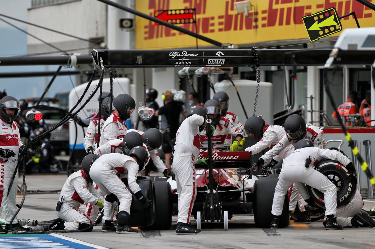 Kimi Raikkonen (FIN) Alfa Romeo Racing C39 makes a pit stop.